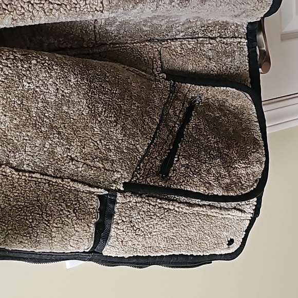 As new condition Man's Leather jacket  Lanb shear liner - Picture 4 of 5